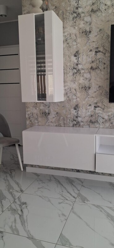 Elbląg mam do sprzedania zestaw mebli podwieszanych kolor biały 
- 1 witryna wisząca z szybką i dwiema szklanymi