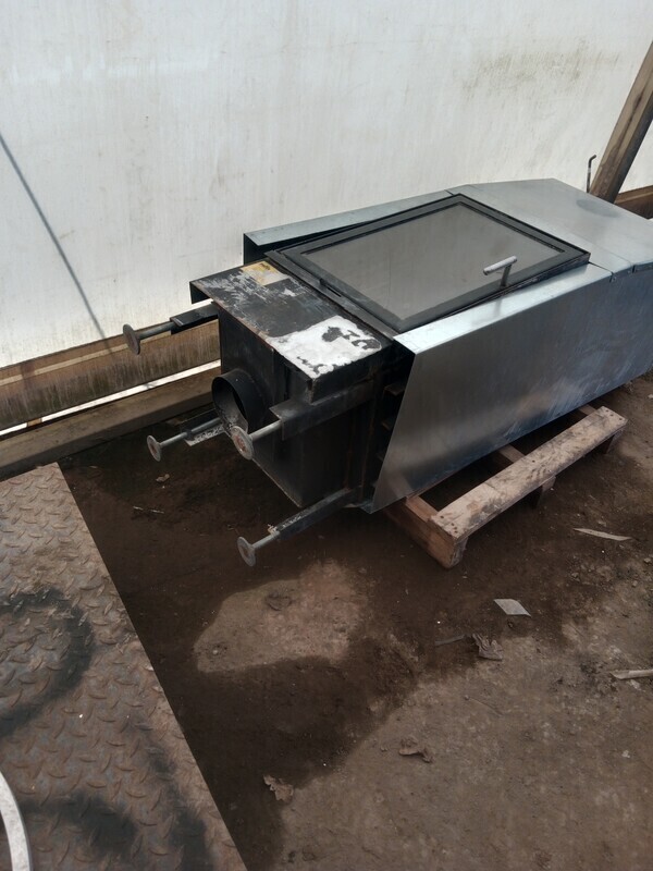 Elbląg Sprzedam piec - kominek. Stan widoczny na zdjęciach. 
Wysokość samego pieca 137 cm, nóżki od pieca 6 cm,