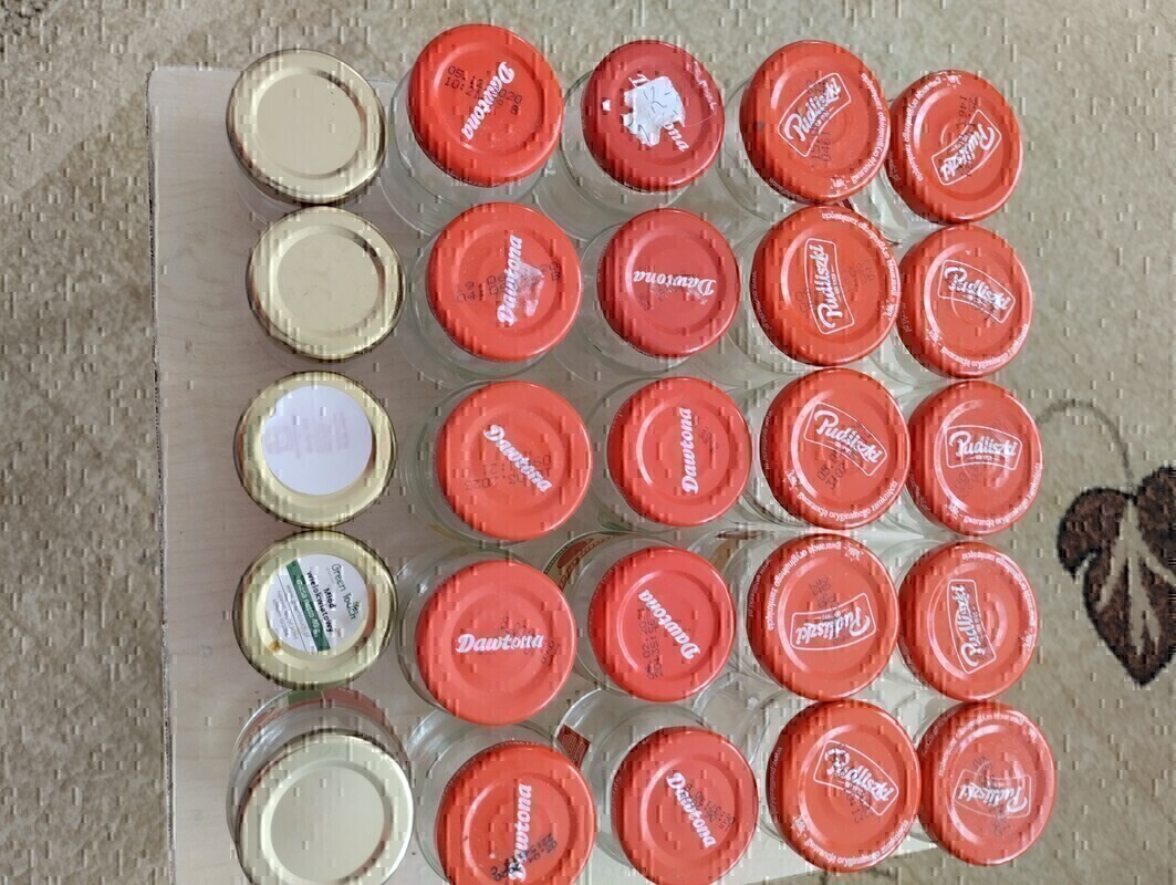 Elbląg Sprzedam małe słoiczki na kremy lub na przyprawy.40g, 80g, 90g. Cena 1 zł za sztukę - Mam 25 słoiczków. Lub