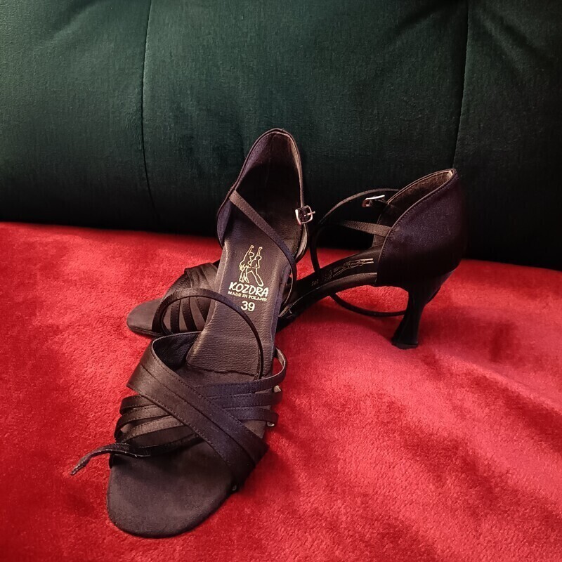 Elbląg Oddam używane buty do tańca KOZDRA 39 za 2 opakowania niebieskiego ptasiego mleczka - śmietankowe