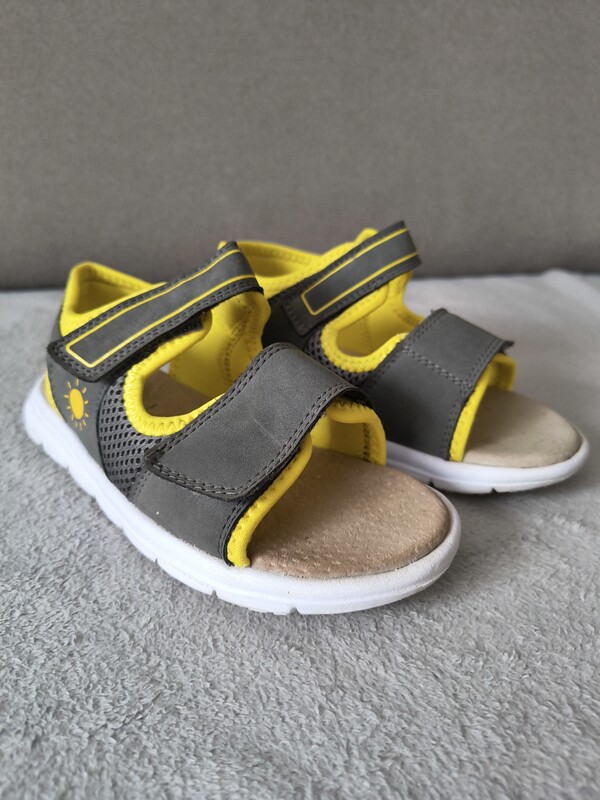 Elbląg Sprzedam sandałki chłopięce marki Lupilu w rozmiarze 29,długość wewnątrz 19cm. Buciki są w świetnym stanie,