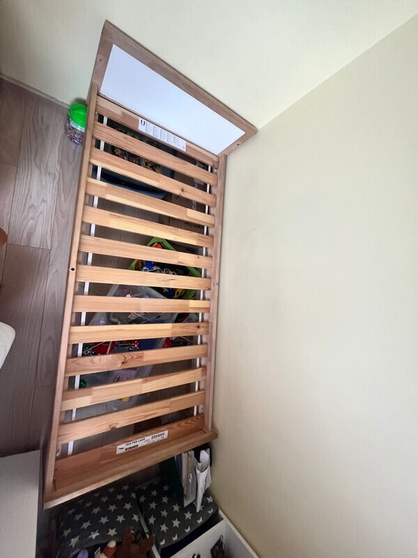 Elbląg Łóżko dziecięce wraz z wysokiej jakości materacem. W zestawie barierka mocowana do łóżeczka. Stan oceniam na