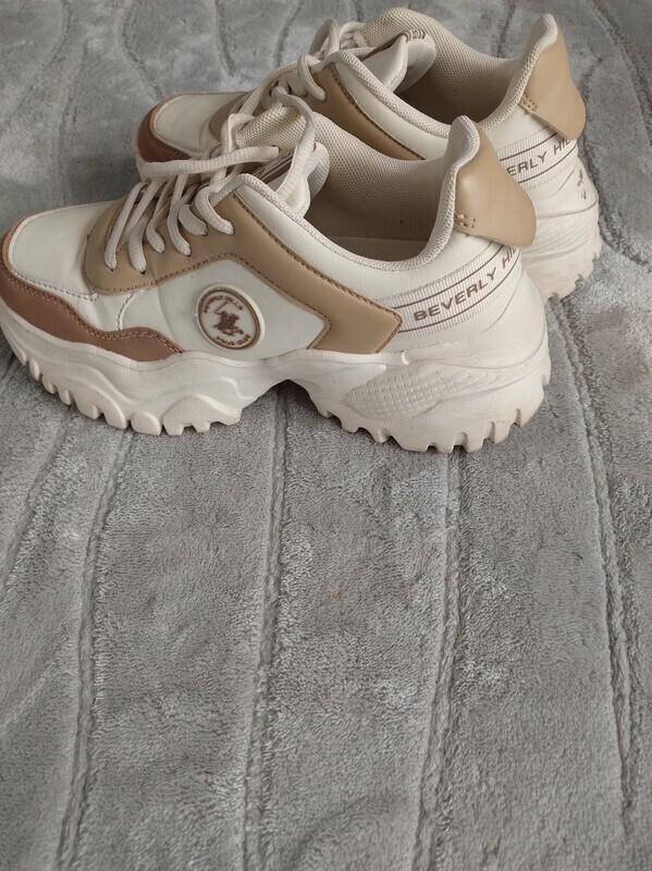 Elbląg Obuwie roz. 38
Beverly Hills Polo Club. Podeszwa piankowa- nic się nie odkleja i żadnych przestać nie ma. 
W