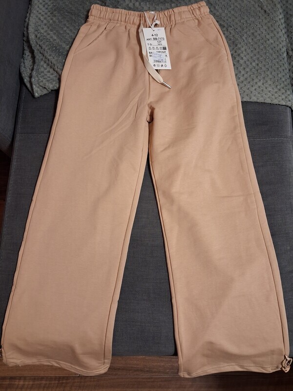 Elbląg Sprzedam 2 pary spodni dla dziewczynki rozm 146/152,dzwony szare i dresowe bez. Zainteresowane osoby zapraszam