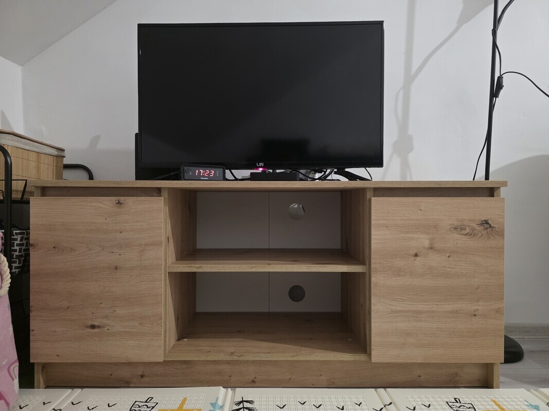 Elbląg Drewniana komoda RTV na sprzedaż. Posiada dwie szafki oraz półkę na urządzenia. Mebel jest w idealnym stanie.