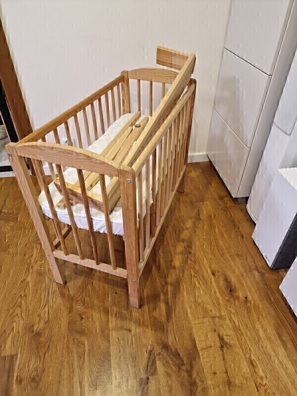 Elbląg Oddam łóżeczko/przystawka Filip z materacem
Materiał: drewno sosnowe
Funkcjonalność: łóżeczko, przystawka do