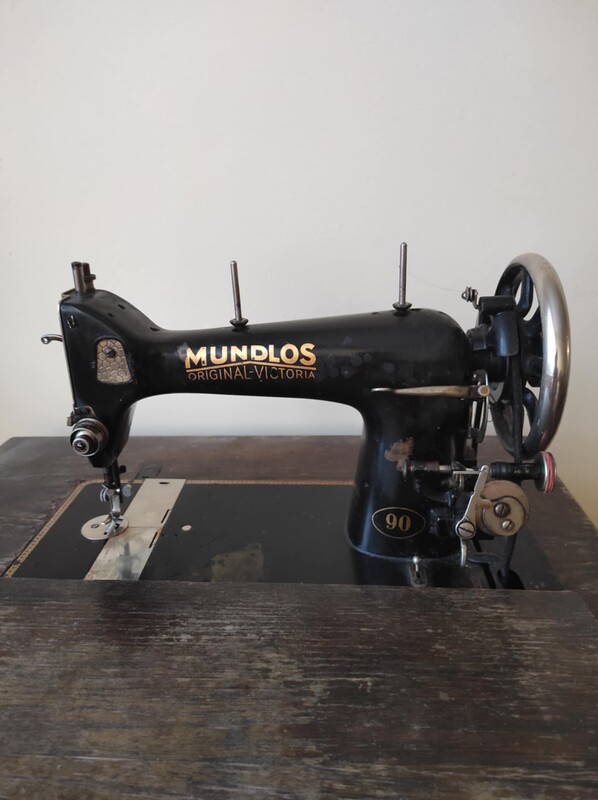 Elbląg Sprzedam szafkową maszynę do szycia Mundlos Oryginal Victoria z lat 1910-1925 z napędem nożnym. 
Cena do