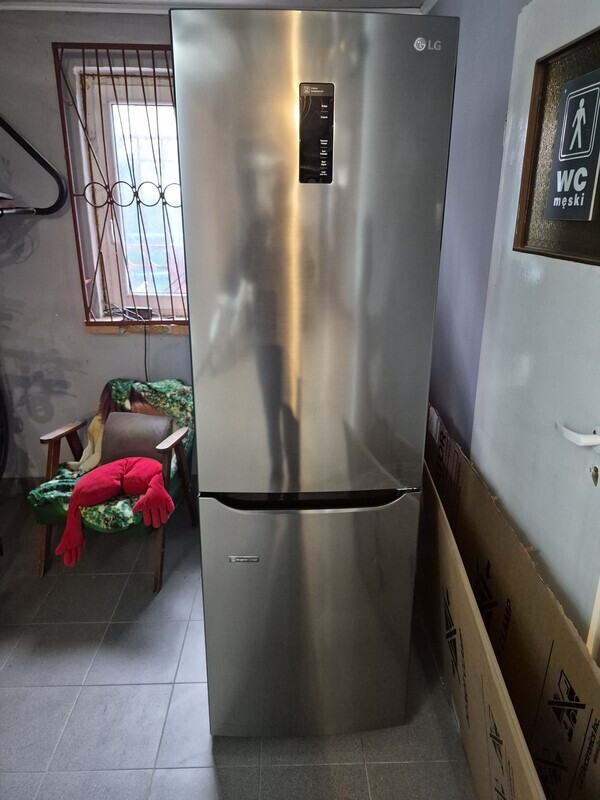 Elbląg Sprzedam lodówko zamrażarkę LG w dobrym stanie. Sprawna w 100 % Używana około 7 lat. Lodówka posiada inventer z