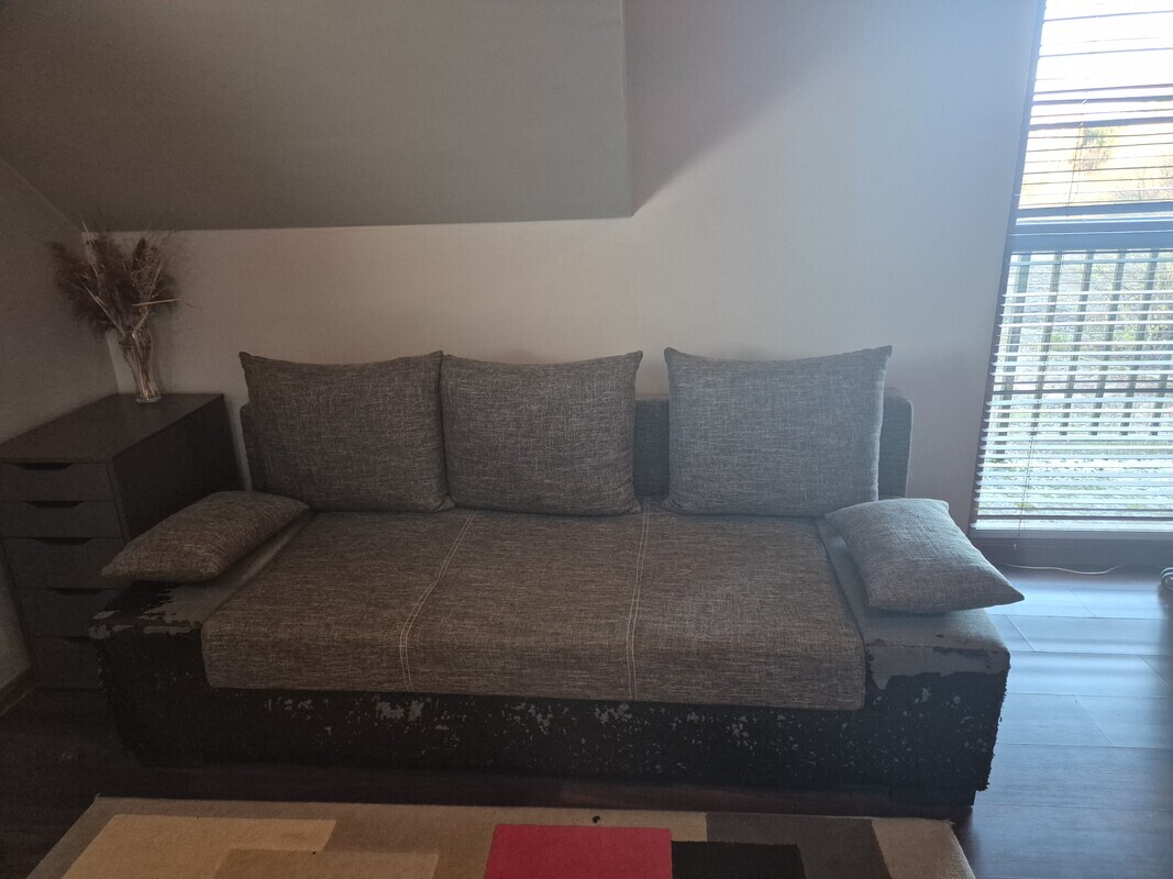 Elbląg Oddam kanapę rozkładana, kanapa boki ze skali, które niestety sie łuszczą. Poza tym jest sprawna.