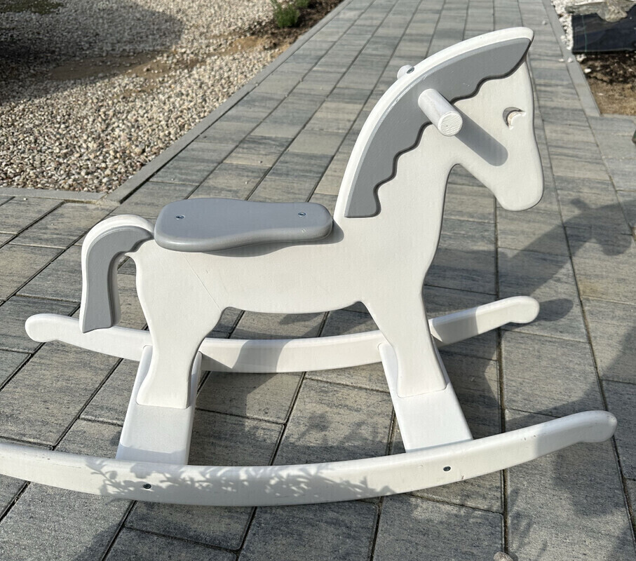 Elbląg Konik na biegunach Caramella, widoczne normalne ślady użytkowania.