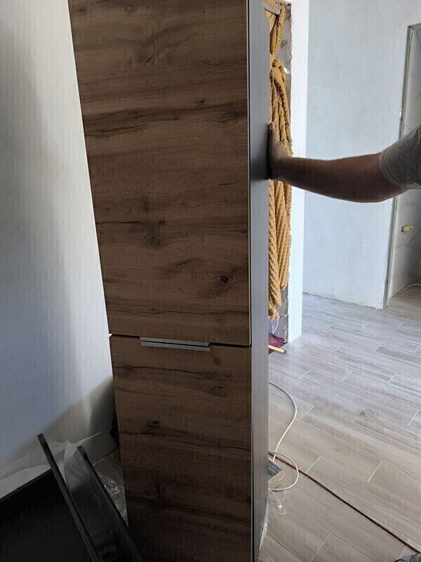 Elbląg Sprzedam słupek łazienkowy - szafkę. 160 cmx40 cm, głębokość 34 cm. W środku 5 półek, dwoje drzwi, srebrne