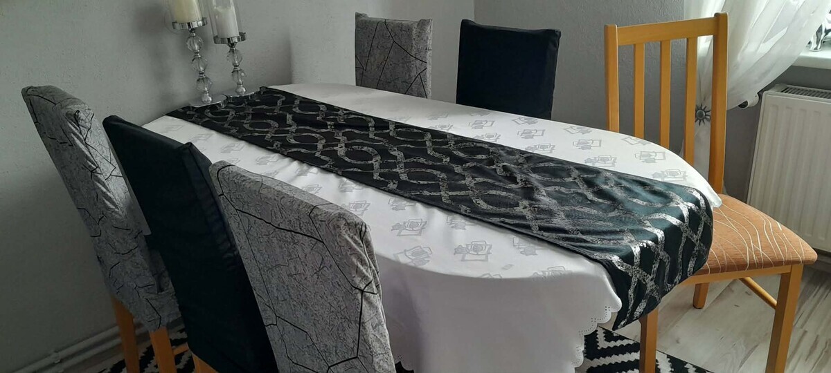 Elbląg Sprzedam Zestaw 6 krzeseł w bardzo dobrym stanie. Krzesła mają drewniane nogi i tapicerowane siedziska.