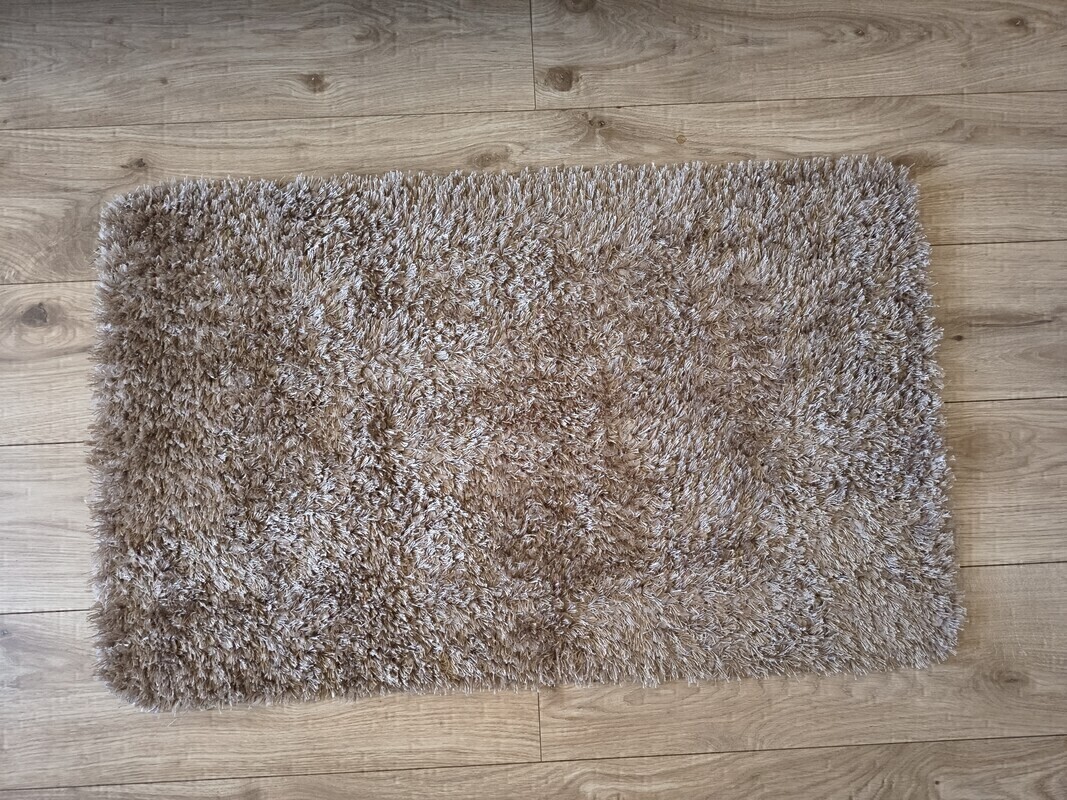 Elbląg 1.Dywanik brąz wymiary 94dł/szer 63cm 20zł 2.Dywanik ecri wymiary dł 97cm