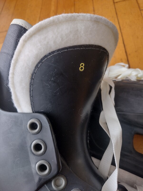 Elbląg Łyżwy hokejowe f-my SALVO nowe.
rozm. 8 kolor czarne.
Stan nowe nie używane.
Sprzedam lub zamienię na coś.