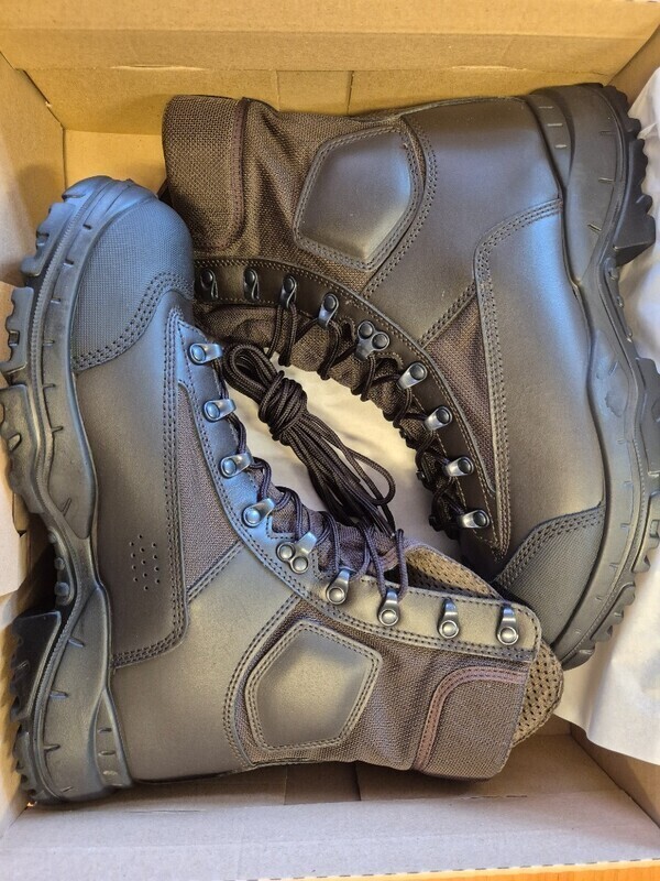 Elbląg Witam, 
Mam do sprzedania - NOWE buty wojskowe brązowe rozmiar 44,wzór 939/M0N (buty w opakowaniu jak na zdjęciu)