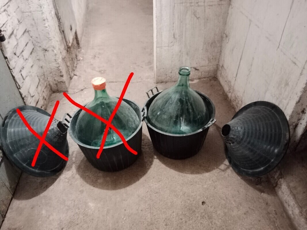 Elbląg Balon wykonany ze szkła przezroczystego, w oplocie plastikowym. Dymion znajduje zastosowanie podczas produkcji