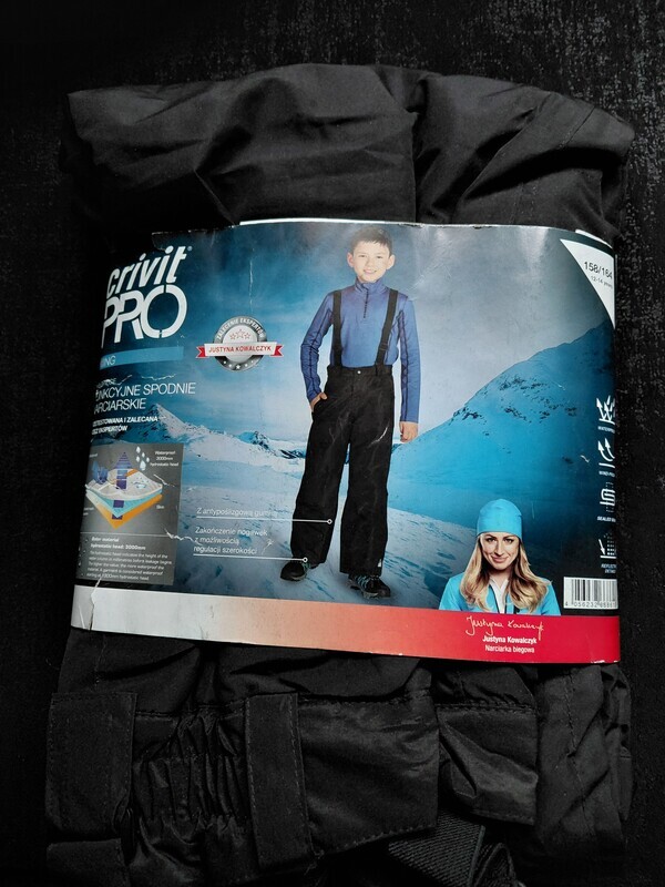 Elbląg Sprzedam nowe spodnie chłopięce zimowe na sanki lub narty rozmiar 158/164 w kolorze czarnym. 
Cena 35 zł.