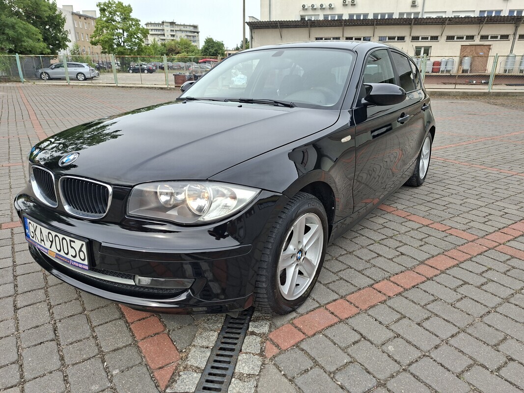 Elbląg Na sprzedaż mam fajne BMW serii 1 w wersji E87.To świetne autko z 2007 roku, z niezawodnym silnikiem diesla o