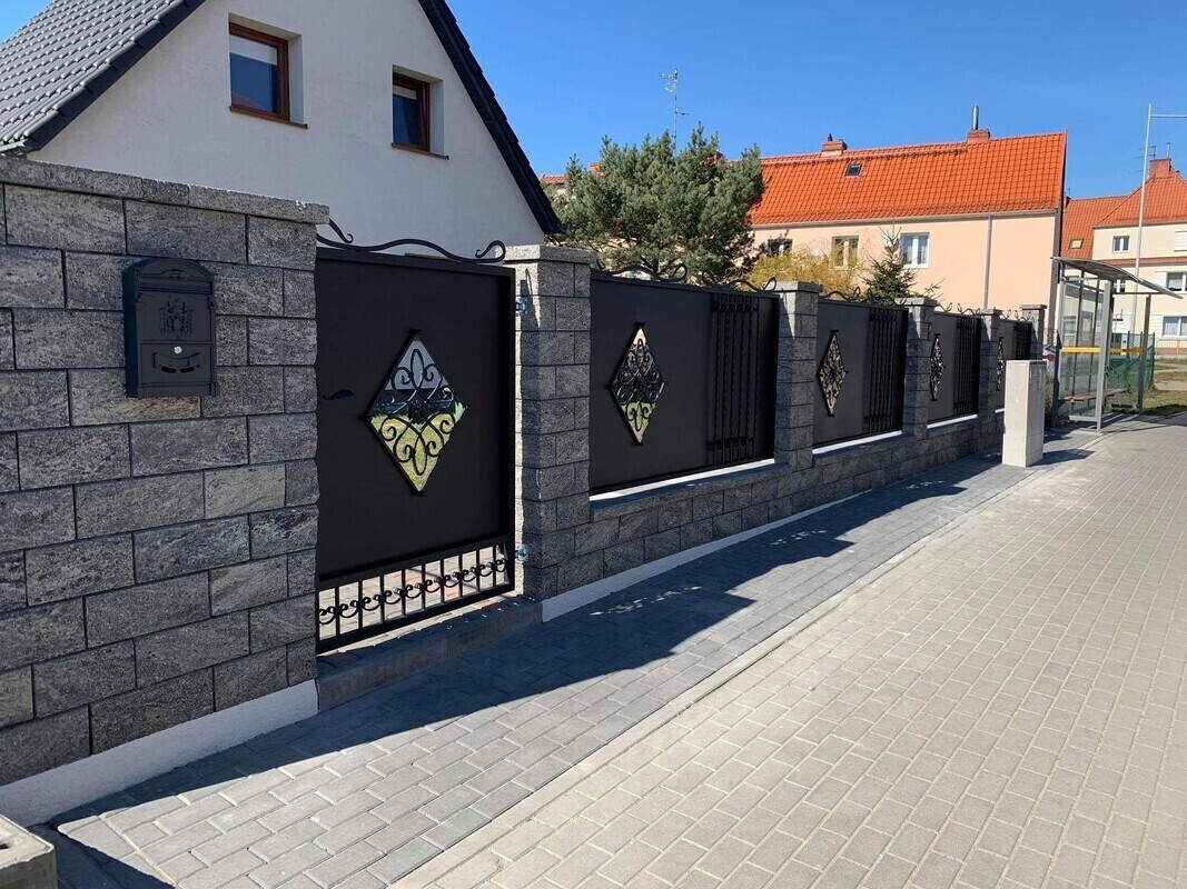 Elbląg Witam, posiadam na sprzedaż elementy ogrodzenia, 4 sztuki przęseł i bramę, przęsła odl. 230 cm i wysokości 115