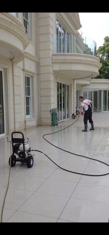 Elbląg ✨ Mycie kostki brukowej, okien, elewacji, dachów oraz paneli fotowoltaicznych &ndash; kompleksowo i