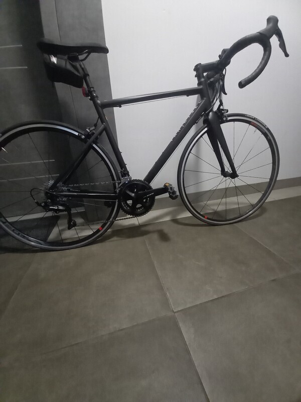 Elbląg Rower szosowy VANRYSEL EDR SHIMANO 105.
Przedni widelec Karbon. Bardzo lekki. Rama rozmiar L. 
Kolor: Czarny