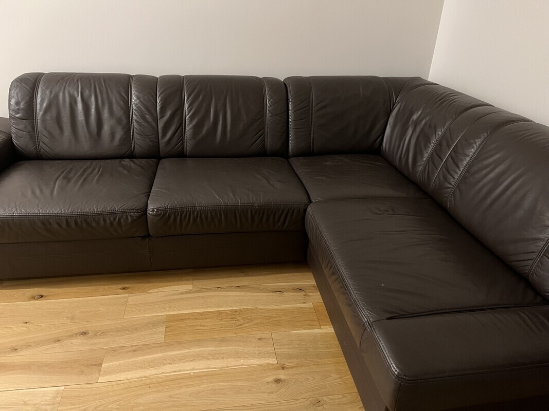 Elbląg Witam!
Sprzedam sofę skórzaną z funkcją spania. Wymiary:
- głębokość 90cm, 
- krótszy bok 175cm, 
- dłuższy bok