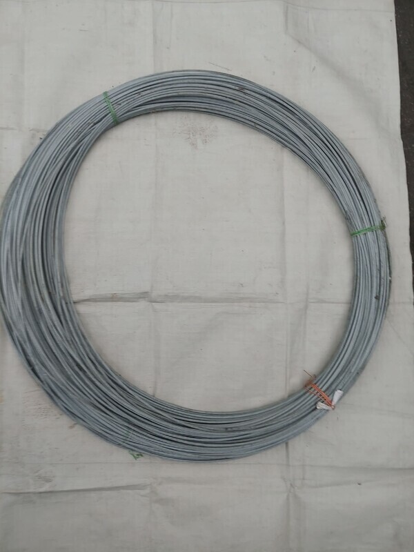 Elbląg Linka stalowa pleciona ze stali nierdzewnej. Produkt wysokiej jakości, odporny na korozję i warunki