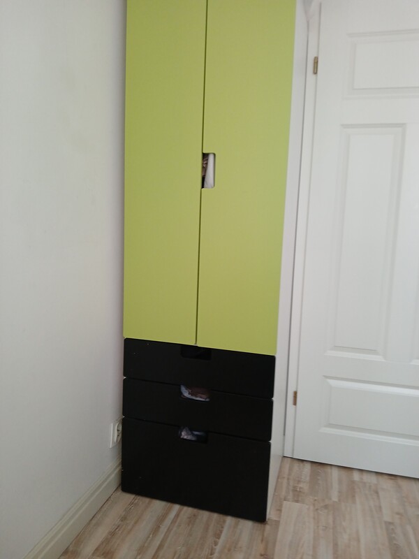 Elbląg Meble do pokoju dla dziecka. Słupek z szufladami I miejscem na wieszakiem oraz skrzynia na zabawki.