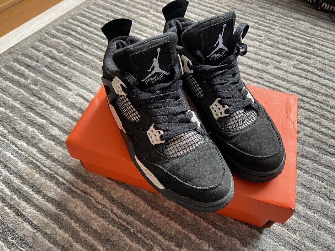 Elbląg Buty
Air Jordan 4 Retro
Rozmiar 40
Stan bardzo dobry