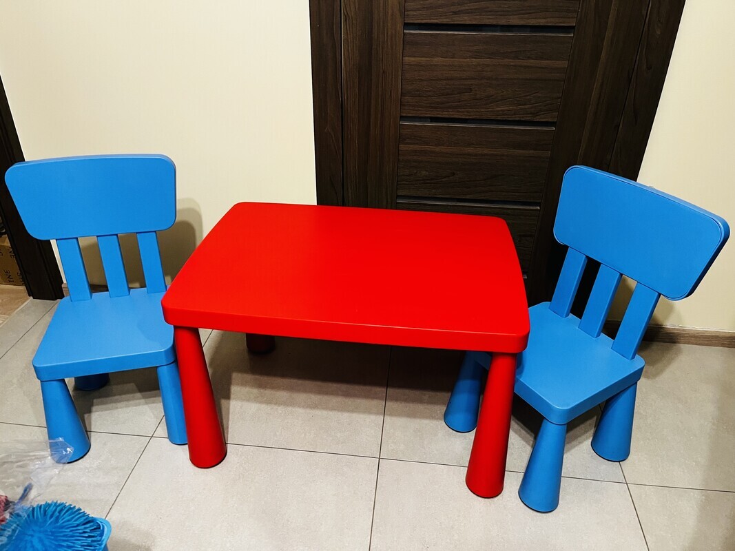 Elbląg Mebelki dziecięce, stolik i krzesełka firmy Mammut, dodatkowe krzesełko gratis. Stan oceniam na bardzo dobry.