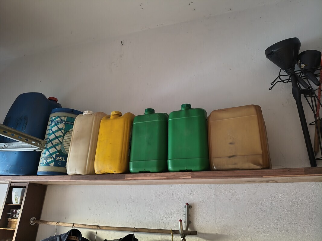 Elbląg Pojemniki na płyny/ paliwo 60 l, 30 l, 20l, 10l, cena 30 / 20/10/5zl oraz 2 kanistry 20l metalowe po 40zl. Ceny