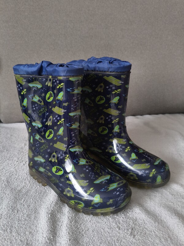 Elbląg Sprzedam kalosze Wojtyłko rozmiar 32,długość wkładki wewnątrz 20 cm. Kalosze są w bardzo dobrym stanie, jedyny