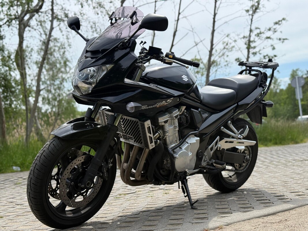 Elbląg Duży serwis dwa sezony temu. 3 właścicielw kraju. kupiony w polskim salonie. 
Do motocykla dorzucam kufer i