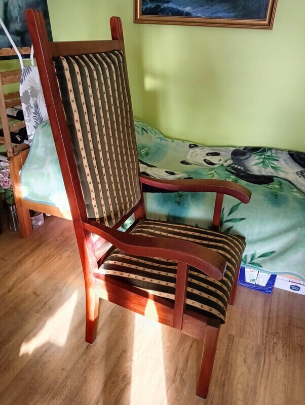 Elbląg Sprzedam dwa bardzo solidne drewniane krzesła/fotele w wysokim oparciem. Mogę dowieźć na terenie Elbląga Cena