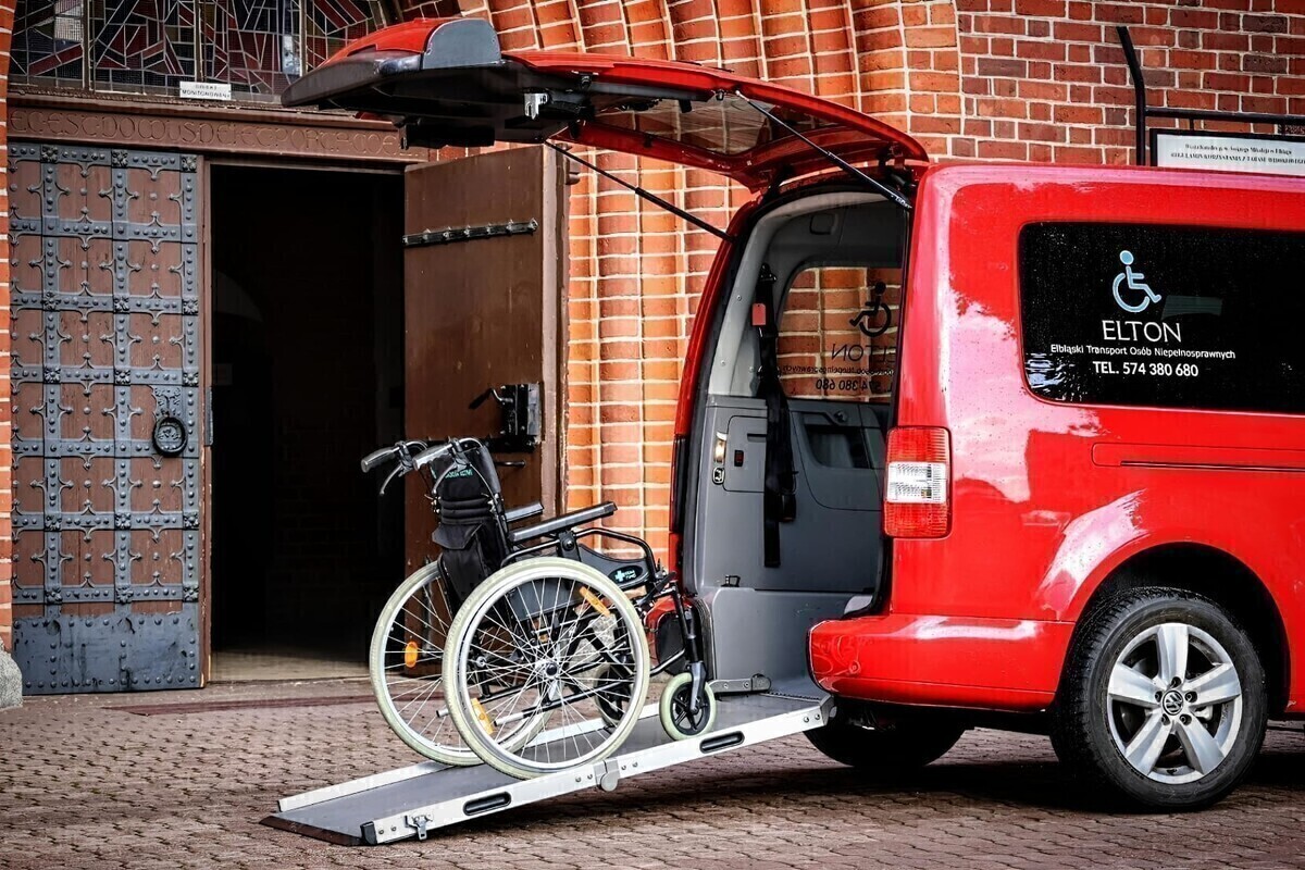 Elbląg - Transport osób poruszających się na wózku inwalidzkim
- Bezpieczne znoszenie/wnoszenie osób po schodach