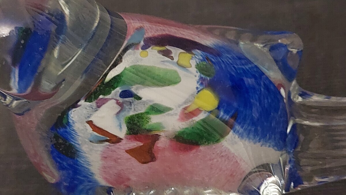 Elbląg Ptaszek  z kolorowego szkla  w stanie idealnym.