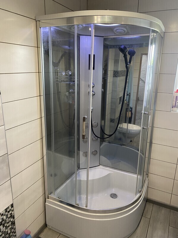 Elbląg Sprzedam kabinę prysznicowa 90x90 z oświetleniem, radiem i hydromasażem. Stan bardzo dobry. Polecam