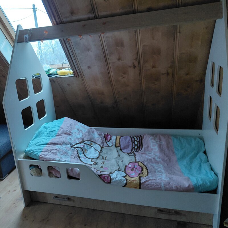 Elbląg Witam sprzedam dwa łóżeczka dla dziecka w kształcie domku wraz z materacami i szufladami. Rozmiary 180x80 i