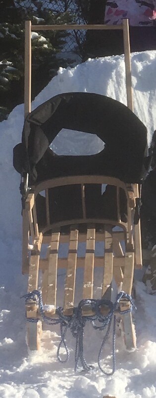 Elbląg Sanki drewniane z rączką i daszkiem, brakuje 2 srubek z bocznej strony zadaszenia. można dokupić.