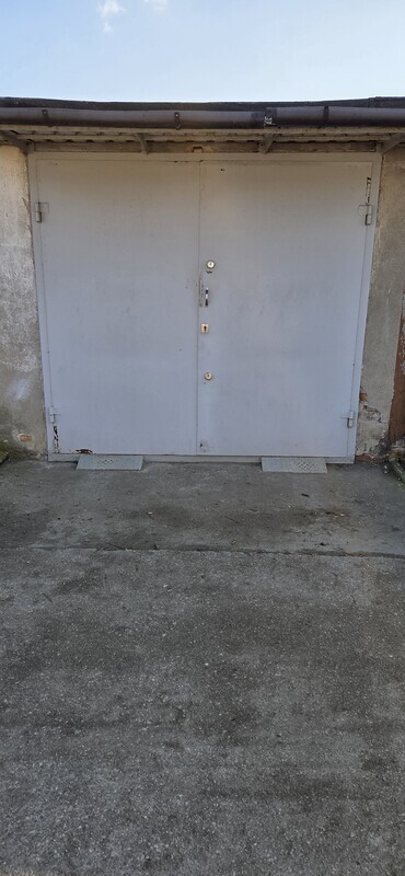 Elbląg Sprzedam garaż ul. Krakusa. Stan bardzo dobry, czysty, zadbany, &nbsp; solidna brama garażowa