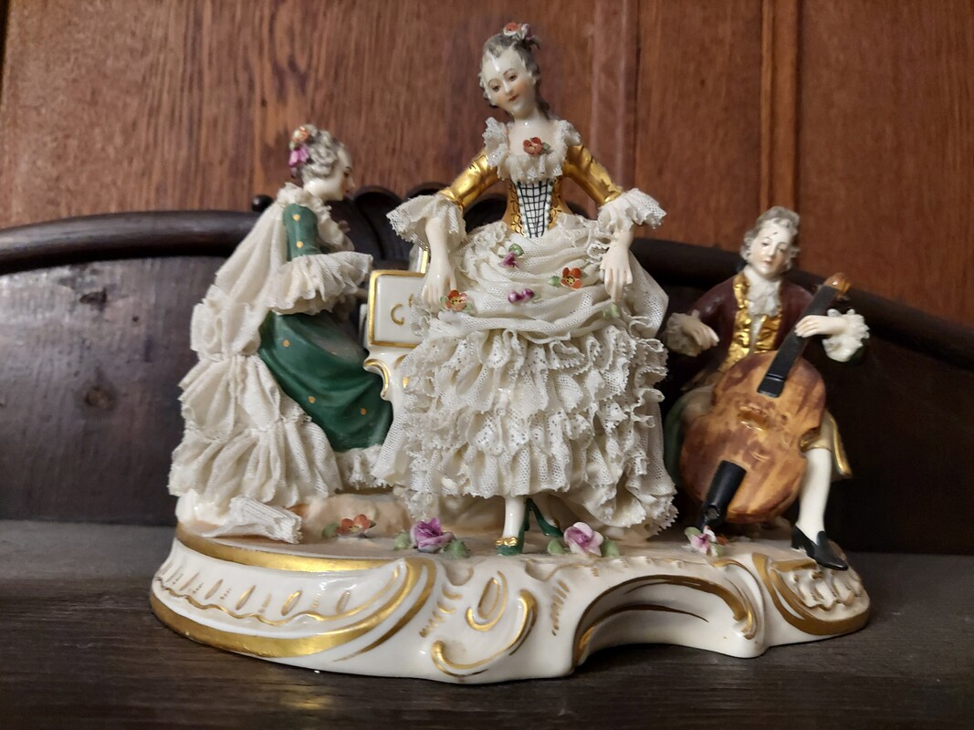 Elbląg PIEKNE LUSTRO-- OKNO.
Z OKIENNICAMI I LUKIEM
FIGURKI PORCELANOWE
KRYSZTALOWE OZDOBY