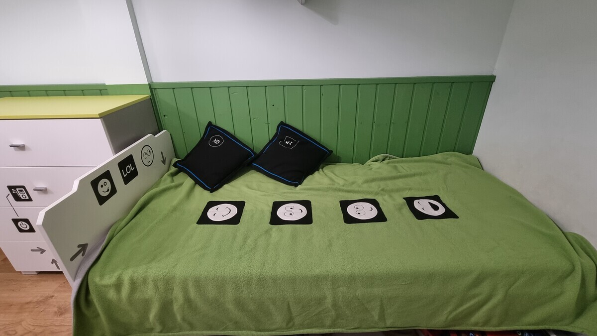 Elbląg Sprzedam meble MEBLIK LOL. Łóżko z materacem oraz szafę dwudrzwiową. W skład zestawu wchodzi: łóżko pojedyncze