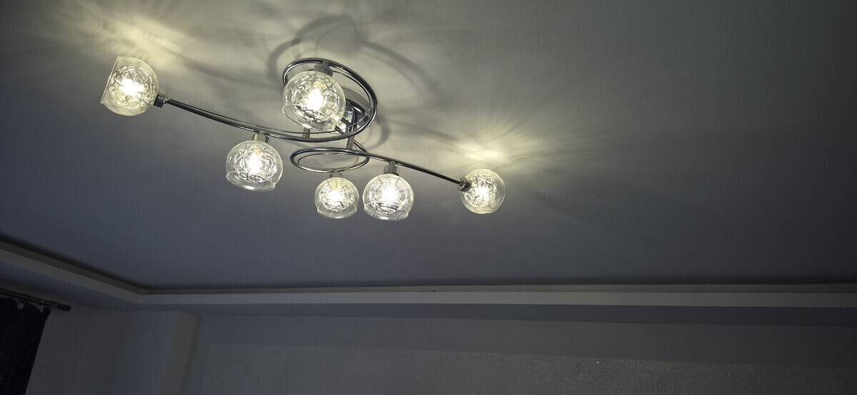 Elbląg Sprzedam żyrandol z żarówkami led, cena do negocjacji.