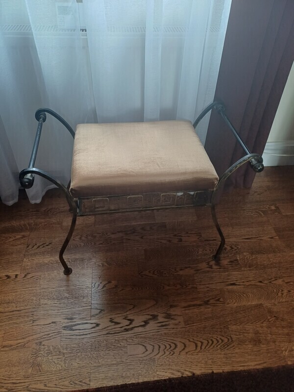 Elbląg Stylowe siedzisko, metalowy taboret.
Używany w bardzo dobrym stanie.
Nowe aksamitne obicie.