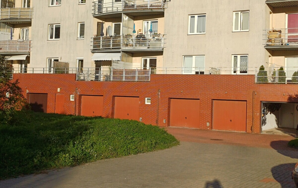 Elbląg Wynajmę garaż w bloku mieszkalnym ul. Żyrardowska, tuż obok centrum handlowego Ogrody. W garażu ponad