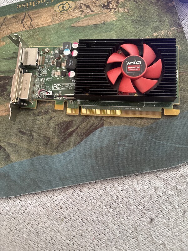 Elbląg Pamięć: 2 GB GDDR3.
Złącza: DisplayPort i DVI.
Interfejs: PCI Express.
Obsługuje rozdzielczość 4K.