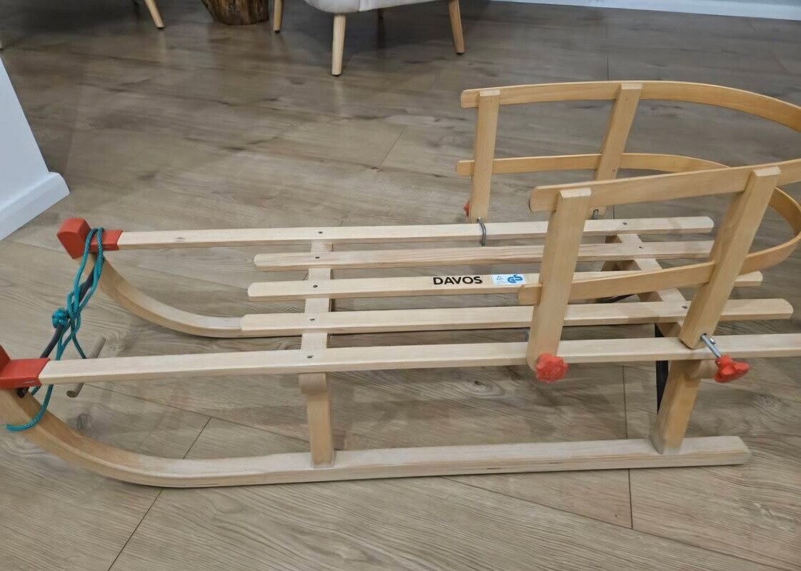 Elbląg Sanki drewniane firmy Davos, bardzo dobra jakość wykonania. 
Użytkowane sporadycznie, dwójka dzieci się mieści