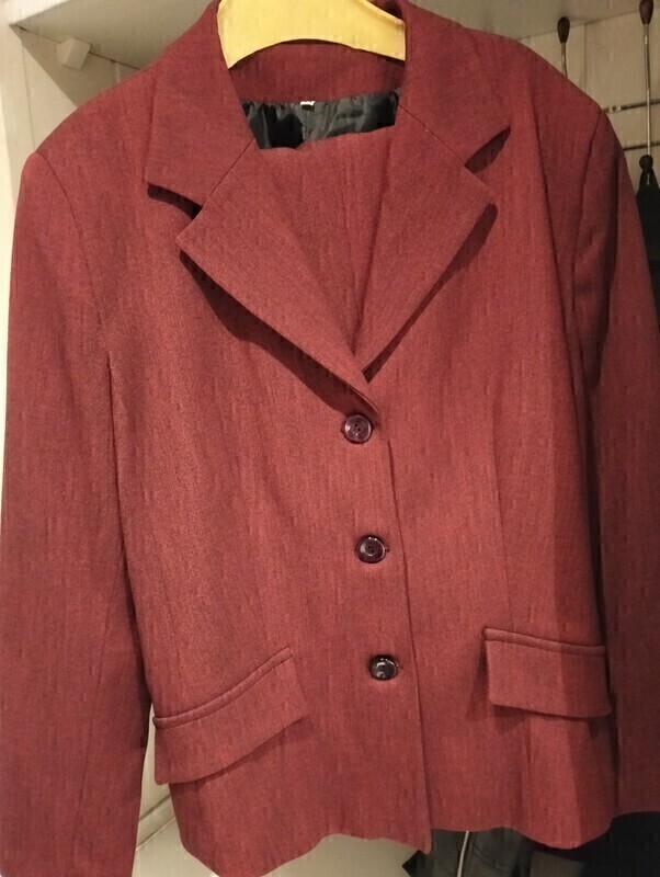 Elbląg Sprzedaję garsonki w różnych kolorach i rozmiarach, całe komplety, czyste, odświeżone. .
Rozmiar 44,46,oraz 44