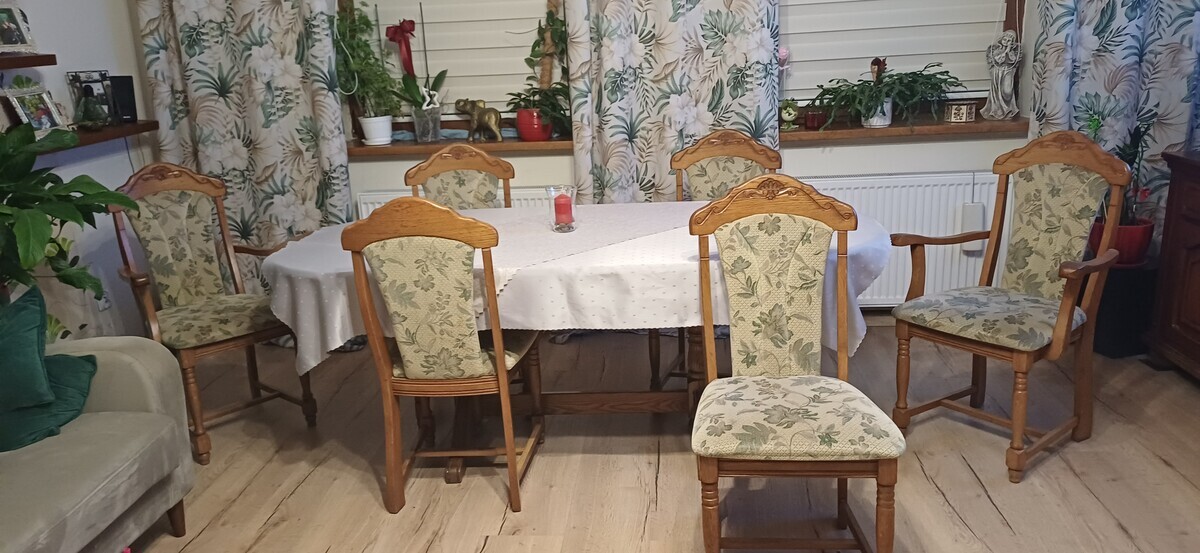 Elbląg Sprzedam stół dębowy i 6 krzeseł.
Stół złożony ma dlugość 160 cm, a po rozłożeniu 205 cm.
Szerokość stołu 100