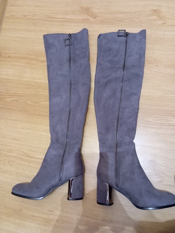 Elbląg Kozaki za kolano na słupku 
Rozmiar z metki to 38 polecam bardziej na 37